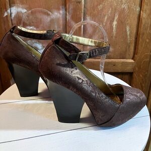 Y-Not Size 10 Brown Heels. Vintage Paisley with Very Cool Heel